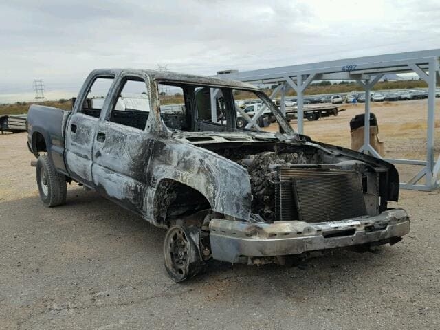 Lede van die polisie se bloulig-eenheid rand die weermaglede op die N1-snelweg aan. Foto: Skermgreep